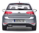 Модель автомобиля Volkswagen Golf 7, Reflex Silver Metallic, Scale 1:18, артикул 5G4099302B7W