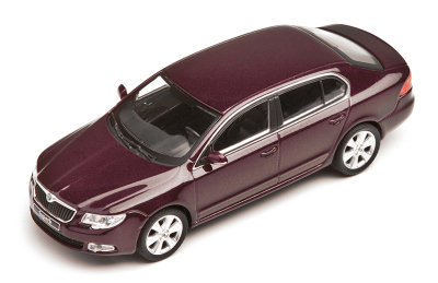 Модель автомобиля Skoda Superb model in 1:43 scale, brunello rosso