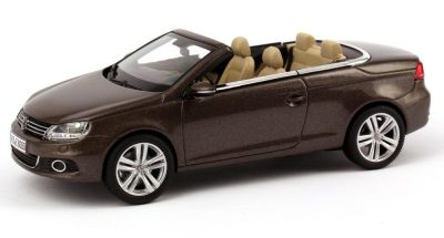 Модель автомобиля Volkswagen EOS, Scale 1:43, Black Oak Brown Metallic