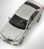 Модель автомобиля Mercedes-Benz E-class White, артикул B66960206