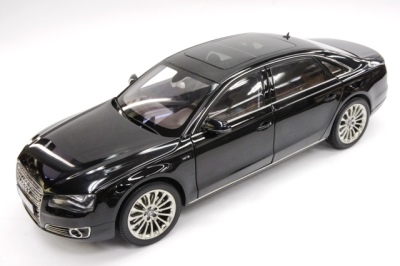 Модель автомобиля Audi A8 L W12, Phantom Black, Scale 1 18