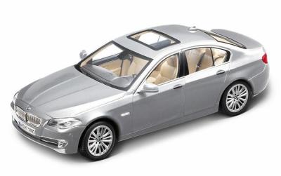 Модель автомобиля BMW 5 Series Saloon Titanium Silver, Scale 1:18