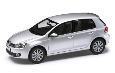 Модель автомобиля Volkswagen Golf 6, Scale 1 18, Silver