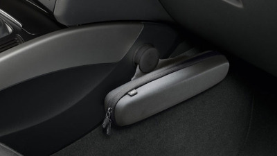 Складной зонт с чехлом, закрепляемым в салоне Audi