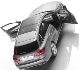 Модель автомобиля Mercedes C-Class Estate, Exclusive, Scale 1:18, Palladium Silver, артикул B66960260