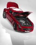 Модель Mercedes-Benz SLS AMG C197, AMG Le Mans Red, 1:12 Scale, артикул B66960047