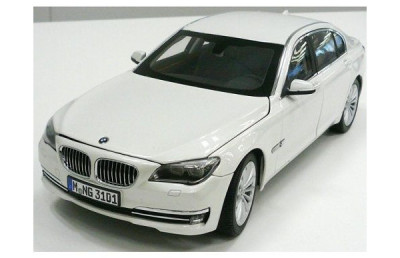 Модель автомобиля BMW 750 Li (F02) LCI, 1:18 Scale, Mineral White