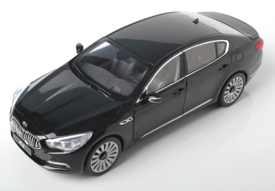 Модель автомобиля Kia Quoris, черная, масштаб 1:32