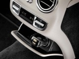 Устройство быстрой зарядки с USB-разъемом Mercedes USB Power Charger, артикул A2138215700