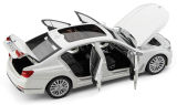 Модель автомобиля BMW 7 Series Long (G12), 1:18 Scale, Mineral White, артикул 80432405587