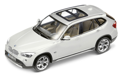 Модель автомобиля BMW X1 Alpine White, Scale 1:18