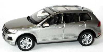 Модель автомобиля Volkswagen Touareg, Scale 1:43, Silver