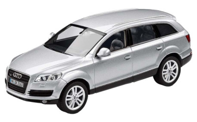 Модель автомобиля Audi Q7 Light Silver, Scale 1 43