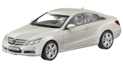 Модель автомобиля Mercedes-Benz E-class Coupe White
