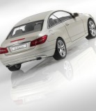 Модель автомобиля Mercedes-Benz E-class Coupe White, артикул B66962416