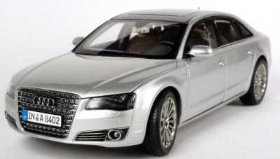 Модель автомобиля Audi A8 L W12, Ice Silver, Scale 1 18