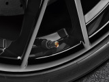 Набор из четырех колпачков для колесных вентилей Porsche, черный корпус / цветной герб, артикул 99104460267