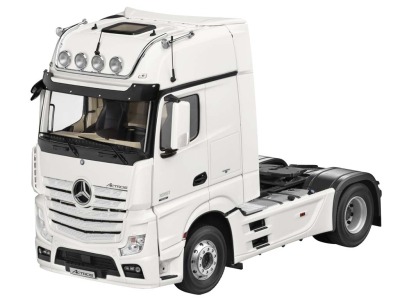 Модель грузовика Mercedes-Benz Actros, GigaSpace Cab (2500), Semitrailer Tractor, Diamond White, 1:18 Scale