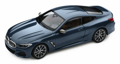 Модель автомобиля BMW 8 Series Coupe, Barcelona Blue Metallic, 1:18 Scale