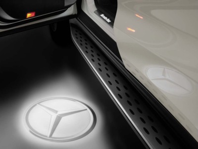 Проекция логотипа Mercedes в передние двери