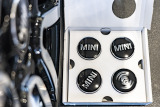 Набор: фиксированная крышка ступицы литого диска MINI Wordmark Floating Hub Caps, Black, артикул 36122469709
