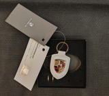 Брелок для ключей с гербом Porsche Crest Keyring, White, NM, артикул WAP0500960ECNY