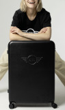 Туристический чемодан MINI Debossed Wing Logo Trolley, M-size, Black, артикул 80225B320E3